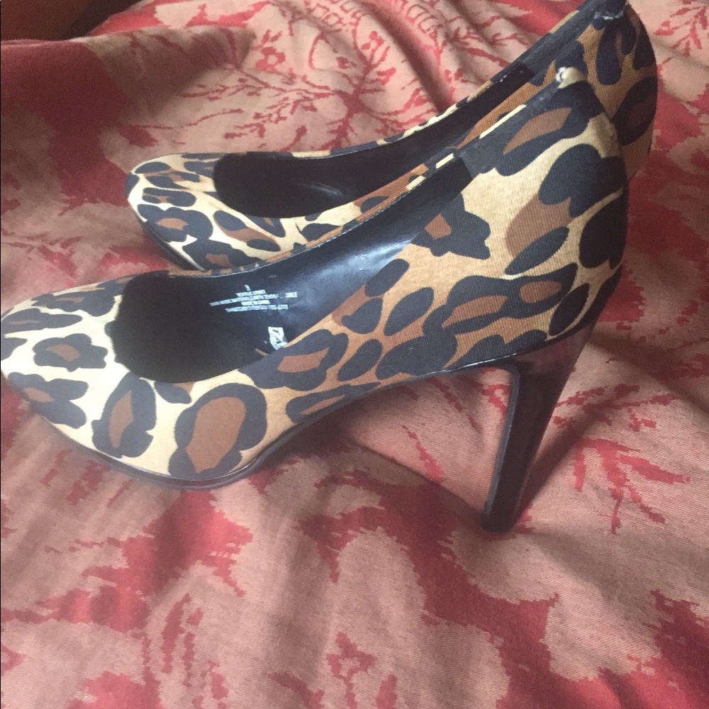 Beautiful leopard print color dress shoes